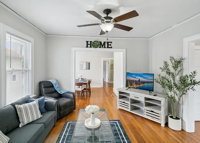 Cozy Family Spot Near Great Lakes Naval Base Apartment