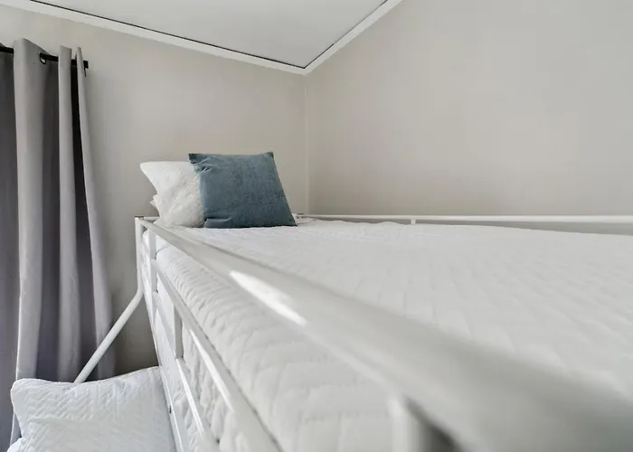 Cozy Family Spot Near Great Lakes Naval Base Apartment
